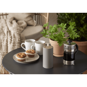 LED Vela Pilar Flamme Soft 18cm Marrón De Star Trading - Es una hermosa decoraci&oacute;n, tanto individual como combinada con otras velas de la serie Flame, y es apta para uso en interiores y exteriores.