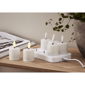 LED Vela Tipo Tealight Pack De 6 Flamme Charge Set Blanco De Star Trading - La estaci&oacute;n de carga incluye un cable de 80 cm con conectores USB-A y USB-C, que se conecta f&aacute;cilmente a un adaptador de corriente de 5 V (no incluido).