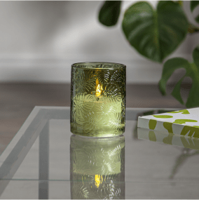 LED Vela Flamme Leaf Verde De Star Trading - La linterna &laquo;Hoja de Fuego&raquo; es una hermosa linterna de cristal verde con un dise&ntilde;o de hojas que rodea una vela blanca a pilas.