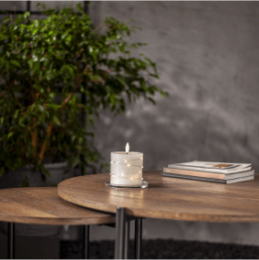 LED Vela Pilar Flamme Dew 10cm Blanco De Star Trading - Flamme Dew es una hermosa vela a pilas, hecha de cera blanca con una tira LED enrollada que emite una luz blanca c&aacute;lida y acogedora.