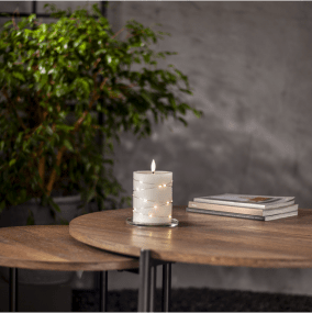 LED Vela Pilar Flamme Dew 13cm Blanco De Star Trading - Flamme Dew es una hermosa vela a pilas, hecha de cera blanca con una tira LED enrollada que emite una luz blanca c&aacute;lida y acogedora.