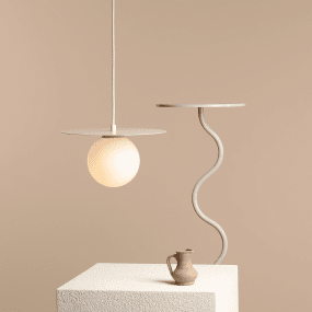 Loop Ø28 Blanco cremoso Lámpas de techo De Artera - La cúpula redonda de cristal opalino tiene un diámetro de 14 cm y garantiza una hermosa distribución de la luz en la habitación.