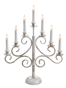 Smide 7 Blanco De Pixie Design - Un elegante y r&uacute;stico candelabro de hierro forjado con siete brazos, en una elegante combinaci&oacute;n de blanco y oro antiguo.