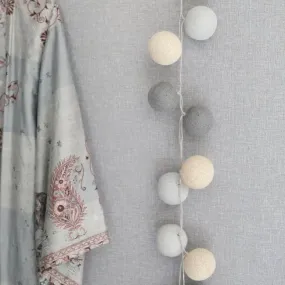 Irislights Greige 35-lights Grisáceo De Irislights - Esta guirnalda de luces Irislights presenta una sencilla paleta de colores con esferas artesanales en gris y beige, conocidas como "greige".