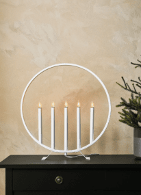 Surround Blanco De Markslöjd - Candelero realizado en metal blanco.