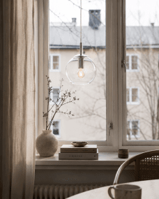 Globi Ø15 Cromado/transparente lámpara de ventana De Nordic Lighting - La l&aacute;mpara de ventana Globi es una pieza elegante y moderna que aporta un ambiente c&aacute;lido y acogedor a cualquier estancia.