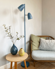 Dynamo 2 Azul lámpara de pie De Superliving - Las pantallas se pueden inclinar y girar 345&deg;, lo que permite dirigir la luz f&aacute;cilmente justo donde la necesita: perfecta como l&aacute;mpara de lectura o para una iluminaci&oacute;n ambiental en el sal&oacute;n.