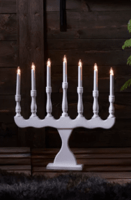 Svaneholm Blanco De Markslöjd - Candelabro de siete brazos en color blanco que se adapta a cualquier hogar.