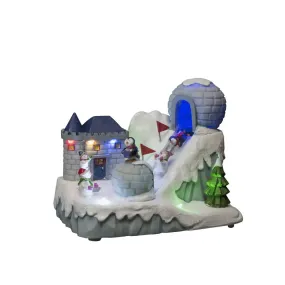 Decoración Navideña Mecánica Con Pista De Esquí Multicolor De Konstsmide - Con alegres figuras, peleas de bolas de nieve, trineos y un igl&uacute;, crea una aventura invernal llena de movimiento, 8 luces LED brillantes y 8 villancicos atmosf&eacute;ricos.