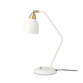 Urban 45cm Blanco lámpara de escritorio De Superliving - Dale vida a tu espacio de trabajo con la lámpara de escritorio Urban en un elegante color blanco mate con detalles de latón.
