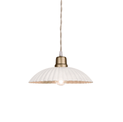Ingrid Grande Ø24 Blanco lámpara de ventana De Strömshaga - Lámpara de techo de color blanco fabricada en chapa metálica con pantalla plisada y cable textil trenzado en color natural.