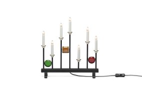 Candelabra 7 Lights Negro De Konstsmide - Las siete velas est&aacute;n enmarcadas por detalles decorativos de vidrio de colores en verde, rojo y &aacute;mbar, creando un ambiente elegante y festivo.