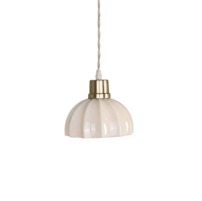 Doris Ø16 Beige Lámpas de techo De Strömshaga - Dado que las l&aacute;mparas est&aacute;n sopladas a mano y fabricadas con vidrio reciclado, pueden presentarse variaciones naturales de color y peque&ntilde;as manchas en el cristal, conocidas como &quot;destellos&quot;.