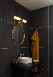 Cosenza 44cm Latón mate lámpara de baño De Aneta Lighting - El enchufe situado en la parte inferior de la lámpara se utiliza para conectar secadores de pelo, máquinas de afeitar y similares.