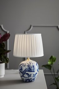 Göteborg 48cm Blanco lámpara de mesa De Markslöjd - Equipado con un cable de 2 metros de largo y un interruptor de encendido para un uso cómodo.