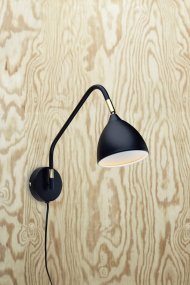 Valencia 45cm Negro lámpara de pared De Markslöjd - Valencia es una elegante lámpara de pared que resulta perfecta como luz de lectura junto al sofá o la cama.