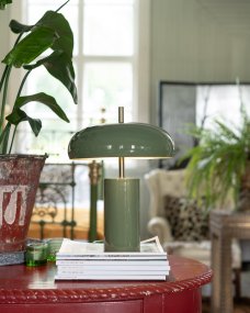 Lex 40cm Verde lámpara de mesa De Alde & Lind - La pantalla ancha y redondeada proporciona una luz agradable dirigida hacia abajo y está forrada en blanco en su interior para una distribución óptima de la luz.