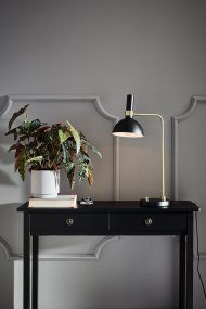 Larry 65cm Latón cepillado lámpara de escritorio De Markslöjd - Larry es una lámpara de mesa elegante y discreta que añade un toque elegante a su lugar de trabajo, mesa de noche o pasillo.