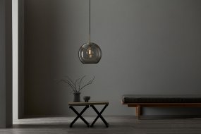 Gloria Ø26 Ahumado/latón Lámpas de techo De Belid - Gracias a su hermoso flujo de luz, Gloria se convierte en el centro de atenci&oacute;n de la habitaci&oacute;n, ideal para colocarla sobre la mesa del comedor, en la sala de estar o como un detalle de lujo en el pasillo.