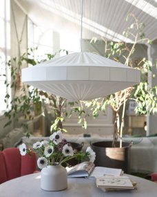 Alba Pantalla S/Colgante Ø78 Blanco Lámpas de techo De Alde & Lind - Alba es una pantalla de lámpara suave y decorativa con estructura metálica y tejido de punto elástico blanco.