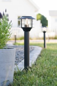 Baliza 3W 45cm Negro Garden 24 De Markslöjd - Garden 24 tiene un grado de protecci&oacute;n IP44 y es adecuado para iluminaci&oacute;n de jardines y exteriores que podr&aacute;s instalar f&aacute;cilmente.