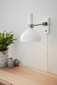 Larry 40cm Blanco lámpara de pared De Markslöjd - Con su regulador de intensidad incorporado y la capacidad de girar 180 grados hacia la izquierda y hacia la derecha, ofrece m&aacute;xima flexibilidad e iluminaci&oacute;n atmosf&eacute;rica.