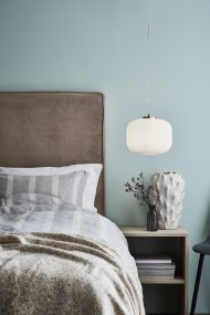 Sober Ø25 Latón cepillado Lámpas de techo De Markslöjd - La lámpara colgante Sober es una elegante lámpara de techo con una hermosa pantalla de vidrio y una base de latón cepillado.