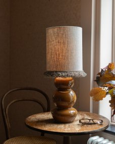 Becca 36cm Marrón base de lámpara De Alde & Lind - Becca es una base de lámpara decorativa de metal en un cálido tono marrón con un acabado brillante similar al esmalte.