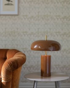 Lex 40cm Marrón lámpara de mesa De Alde & Lind - La pantalla ancha y redondeada proporciona una luz agradable dirigida hacia abajo y está forrada en blanco en su interior para una distribución óptima de la luz.