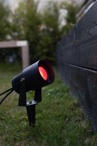 Spotlight RGB 6W Negro Garden 24 De Markslöjd - Gracias a la estaca de tierra integrada, se puede colocar fácilmente en el parterre o en el césped.