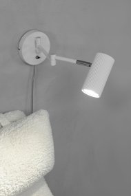 Costilla Blanco lámpara de lectura De Markslöjd - La lámpara de pared Costilla combina funcionalidad y diseño moderno con su brazo ajustable y su elegante pantalla acanalada.