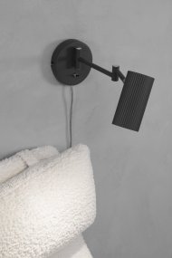 Costilla Gris lámpara de lectura De Markslöjd - La lámpara de pared Costilla combina funcionalidad y diseño moderno con su brazo ajustable y su elegante pantalla acanalada.