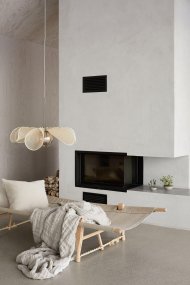 Styrka Ø63 Beige Lámpas de techo De Markslöjd - La lámpara tiene una pantalla de fibra de plátano que se asemeja a una flor, con vidrio ámbar en su interior que difunde una agradable luz.