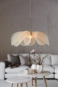 Styrka Ø75 Beige Lámpas de techo De Markslöjd - La pantalla de fibra de plátano imita una flor y el interior de vidrio ámbar difunden una luz agradable.
