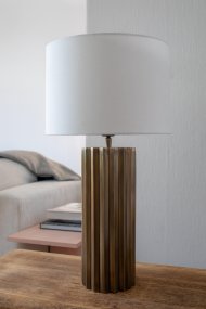 Hashira 60cm Latón antiguo lámpara de mesa De Markslöjd - La lámpara tiene un cable textil negro de 2 metros de largo con interruptor de encendido y enchufe de pared.