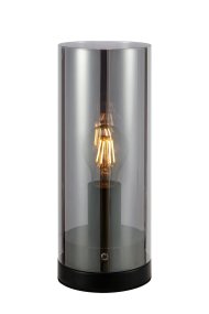 Post 38cm Color humo lámpara de mesa De Markslöjd - Post es una elegante lámpara de mesa cilíndrica con una base de metal negro mate y una pantalla de cristal ahumado.