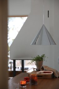 Tip Ø38 Cromo De Markslöjd - Su forma crea una luz focalizada y agradable, ideal para la iluminaci&oacute;n general sobre una mesa de comedor, en la cocina o en el sal&oacute;n.