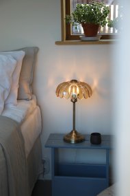 Kurage 43cm Latón antiguo/ámbar De Markslöjd - L&aacute;mpara de mesa cl&aacute;sica con base de lat&oacute;n antiguo y pantalla decorativa de cristal color &aacute;mbar.