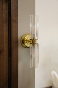 Rimini 35cm Latón lámpara de baño De Markslöjd - La estructura de cristal crea un hermoso juego de luces y sombras, aportando un toque cl&aacute;sico y moderno.