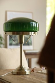 Aurelia 40cm latón antiguo/verde lámpara de mesa De Markslöjd - La l&aacute;mpara incluye un cable transparente de 2 m de largo, un interruptor y un enchufe.