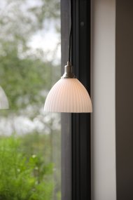 Ro Ø18 Blanco lámpara de ventana De Markslöjd - De esta forma, Ro se convierte en un elemento decorativo central en la ventana y crea un ambiente c&aacute;lido y acogedor en la habitaci&oacute;n.