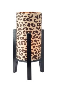 Eruca 34cm Leopardo lámpara de mesa De Markslöjd - La base de madera negra se combina con una pantalla cil&iacute;ndrica de tela con estampado de leopardo en crema y marr&oacute;n, lo que le confiere un estilo moderno y &uacute;nico.