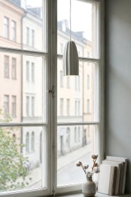 Clay Ø8 Blanco lámpara de ventana De Markslöjd - Clay es una elegante l&aacute;mpara de ventana fabricada en cer&aacute;mica blanca con una forma ligeramente curvada y una superficie decorativa estriada.