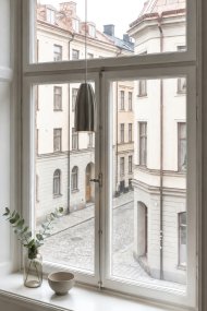 Clay Ø8 Verde lámpara de ventana De Markslöjd - Clay es una elegante l&aacute;mpara de ventana de cer&aacute;mica en un hermoso verde suave que aporta una atm&oacute;sfera c&aacute;lida y armoniosa a cualquier habitaci&oacute;n.
