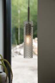 Vibia Ø5 Transparente lámpara de ventana De Markslöjd - La pantalla de cristal esmerilado se combina con una suspensi&oacute;n larga y estrecha en n&iacute;quel satinado, que realza el car&aacute;cter moderno y elegante de la l&aacute;mpara.
