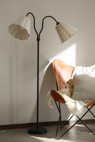 Veya 2 Negro lámpara de pie De Markslöjd - Veya es una elegante l&aacute;mpara de pie con base de metal negro y dos pantallas de tela beige que crean un sutil contraste.