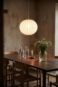 Solia Ø50 Blanco Lámpas de techo De Markslöjd - Su pantalla de tela blanca, de 50 cm de di&aacute;metro, crea una luz suave y agradable que se distribuye armoniosamente por toda la habitaci&oacute;n.