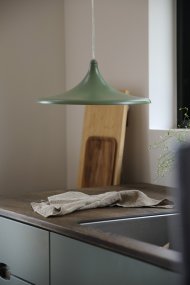 Beam Ø37 Verde Lámpas de techo De Markslöjd - Beam es una elegante l&aacute;mpara colgante de metal verde con una pantalla ligeramente curvada y un di&aacute;metro de 37 cm.