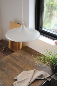 Beam Ø37 Beige Lámpas de techo De Markslöjd - Beam es ideal para colocar sobre una mesa de comedor, una mesa de cocina o una mesa de centro.