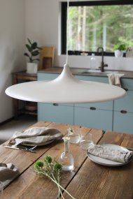 Beam Ø57 Beige Lámpas de techo De Markslöjd - Beam es ideal para colocar sobre una mesa de comedor, una mesa de cocina o una mesa de centro.